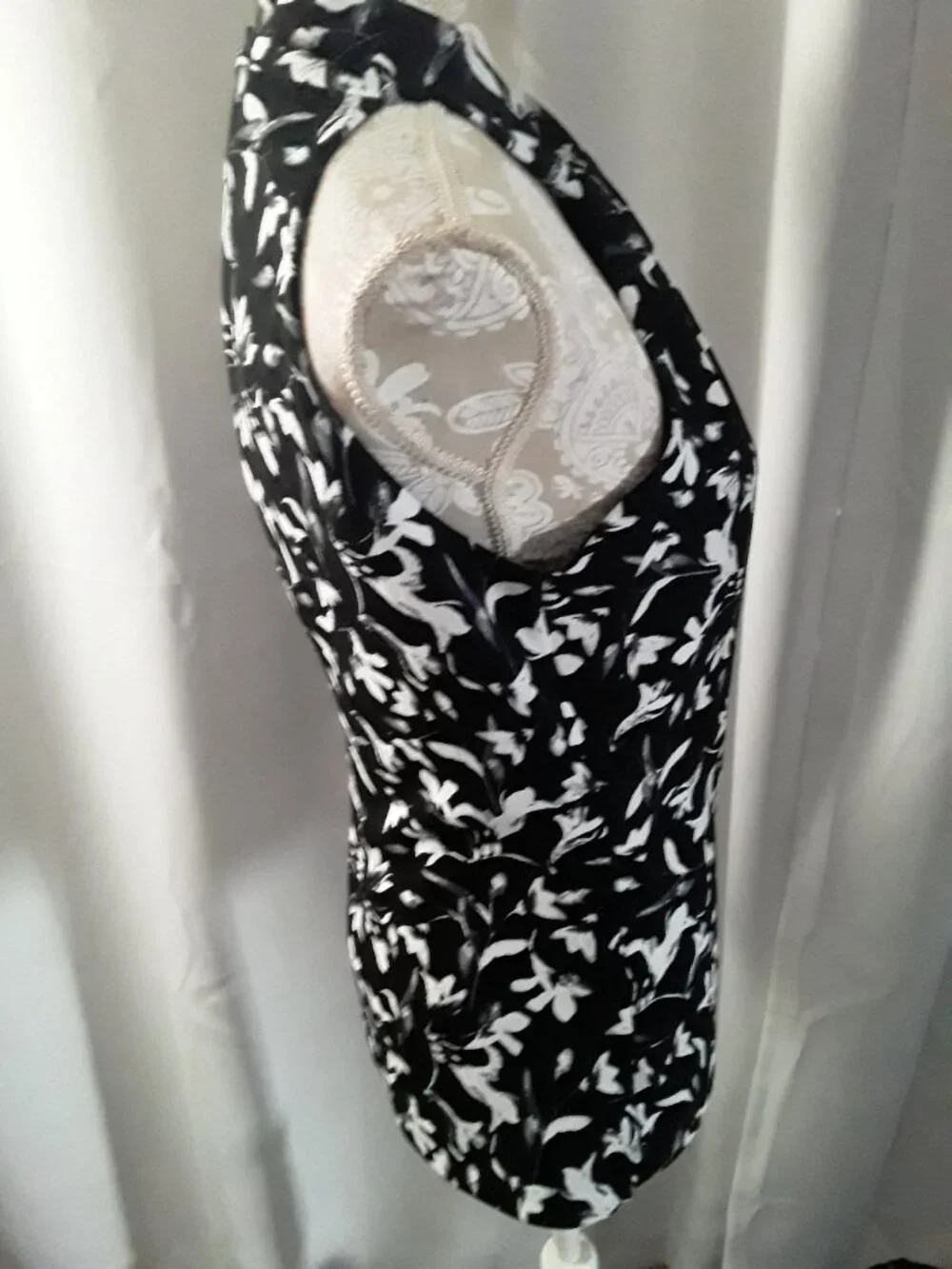 White House Black Market lovely black and white halter top size S - Picture 5 of 10